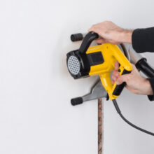 Leidingen in de muur frezen